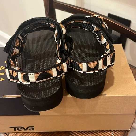 New In Box Teva Midform Universal Sandals - Picture 9 of 12